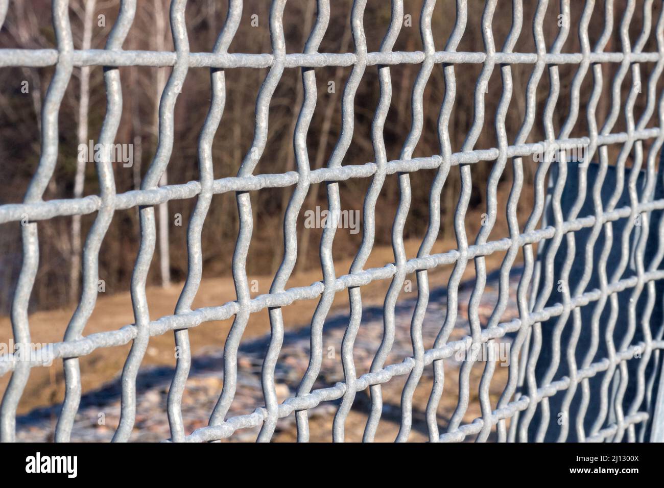 Bau eines Zauns in Form eines Gitters zum Schutz vor einem Sturz Stockfoto