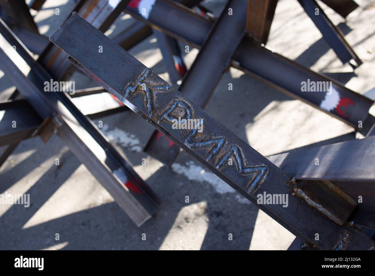 Am 10. März 2022 bauen Freiwillige in einer Fabrik in Obolon, Nordseite von Kiew (Kiew), Öfen zum Heizen von Barrikaden und tschechischen Igeln. Foto von Raphael Lafargue/ABACAPRESS.COM Stockfoto
