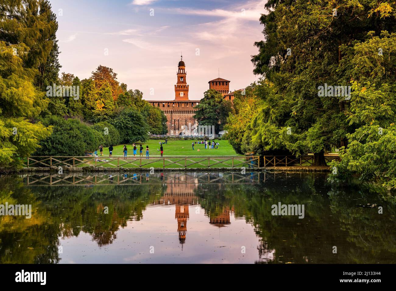 Parco Sempione (Simplon Park) mit Castello Sforzesco (Castello Sforzesco) im Hintergrund, Mailand, Lombardei, Italien Stockfoto