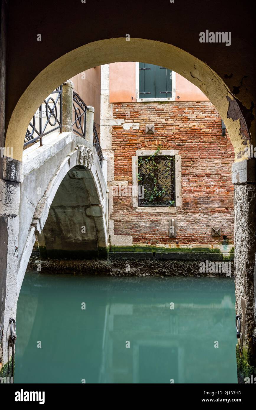 Malerischer Wasserkanal mit Brücke, Venedig, Venetien, Italien Stockfoto