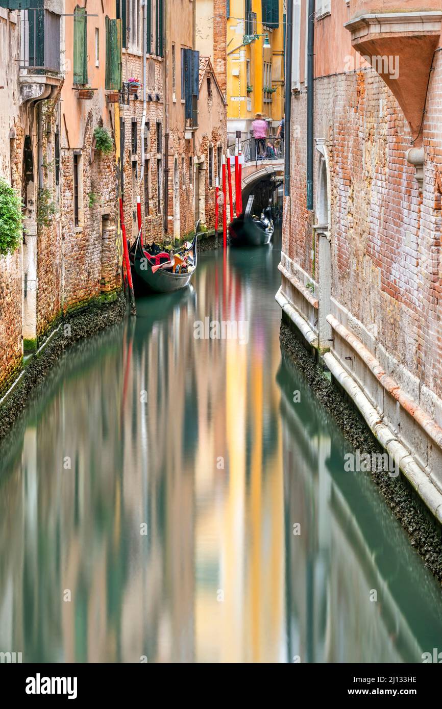 Malerischer Wasserkanal mit Brücke, Venedig, Venetien, Italien Stockfoto