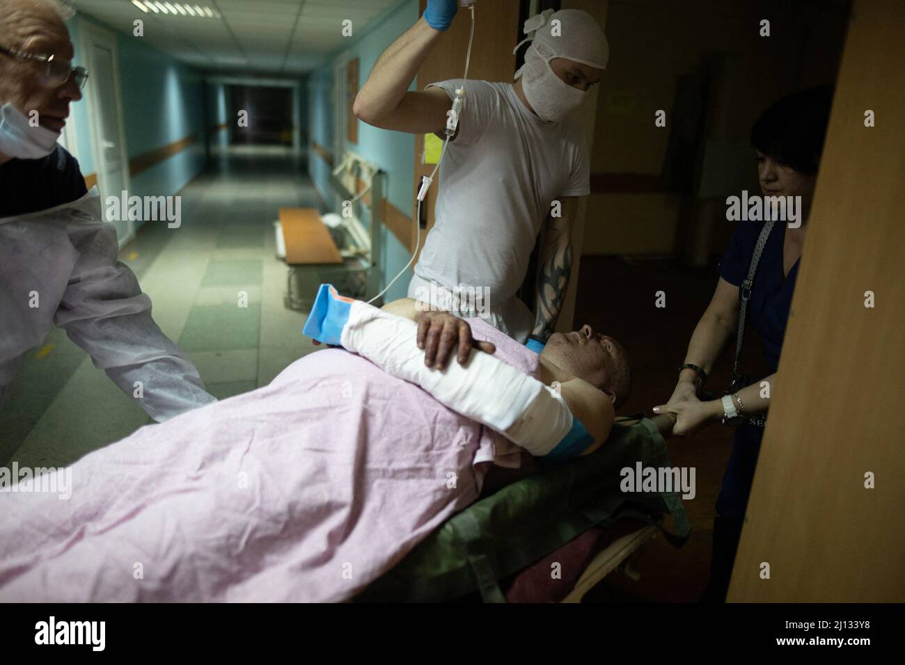 Ukrainischer Soldat, der während der Schlacht von Hostomel verwundet wurde, trifft am 12. März 2022 im Notfallbereich eines öffentlichen Krankenhauses in Kiew (Kiew) ein. Während der russischen Invasion der Ukraine. Foto von Raphael Lafargue/ABACAPRESS.COM Stockfoto