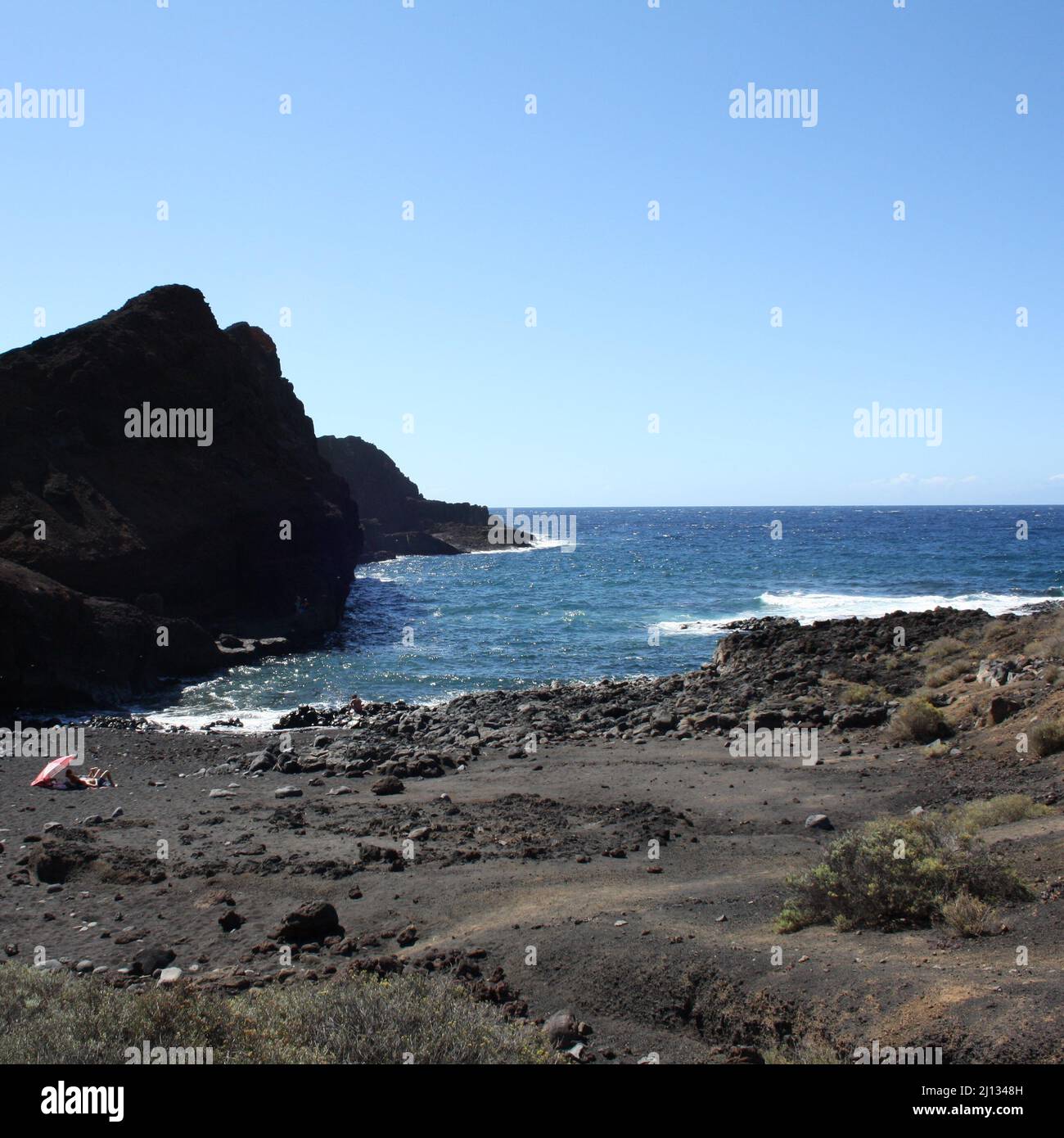 Felsenstrand bei Punta de Teno auf der kanarischen Insel teneriffa mit rauem Meer Stockfoto