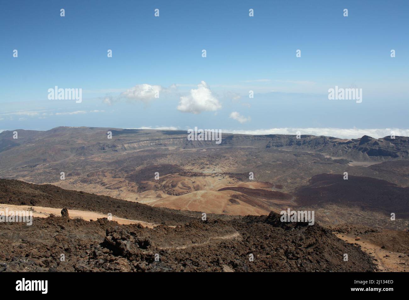 Blick vom Teide über die Krater-Landschaft des Teide-Nationalparks im Teno-Gebirge auf der kanarischen Insel Teneriffa Stockfoto