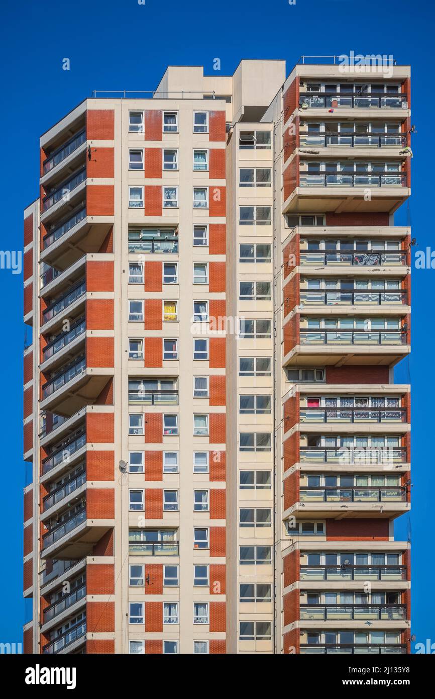 Außenansicht eines Wohnturms in London rund um Canada Water Stockfoto