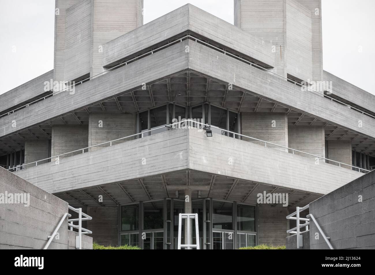 Achsenansicht der Brutalistischen Architektur des National Theatre in der South Bank-Gegend von London, England Stockfoto