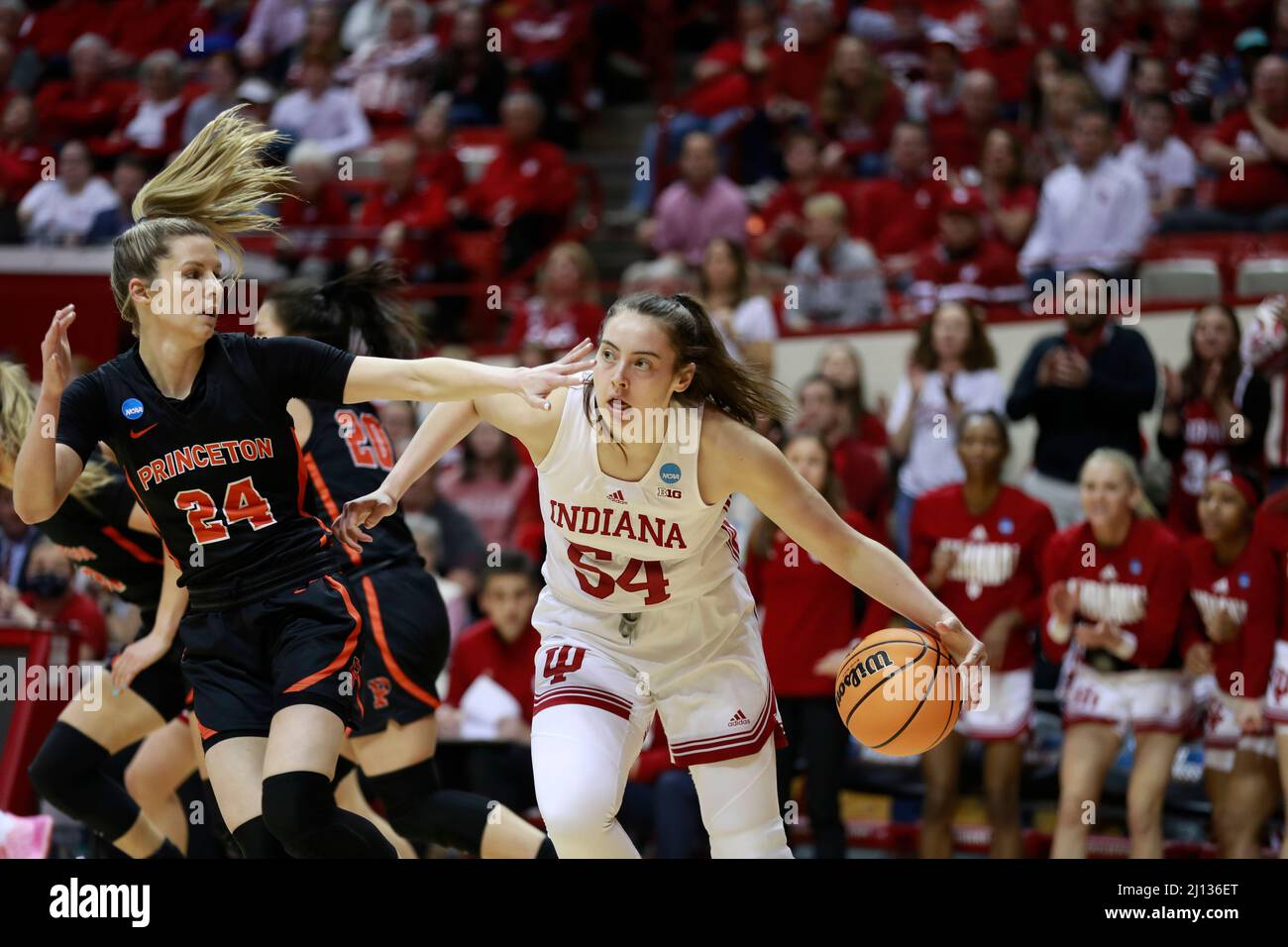 Bloomington, Usa. 21. März 2022. Princeton Tigers Wache Julia Cunningham (24) spielt gegen Indiana Hoosiers Stürmer Mackenzie Holmes (54) in der 2. Runde der NCAA 2022 Division 1 Women's Basketball Championship in der Simon Skjodt Assembly Hall in Bloomington. Indiana schlug Princeton 56-55. (Foto von Jeremy Hogan/SOPA Images/Sipa USA) Quelle: SIPA USA/Alamy Live News Stockfoto