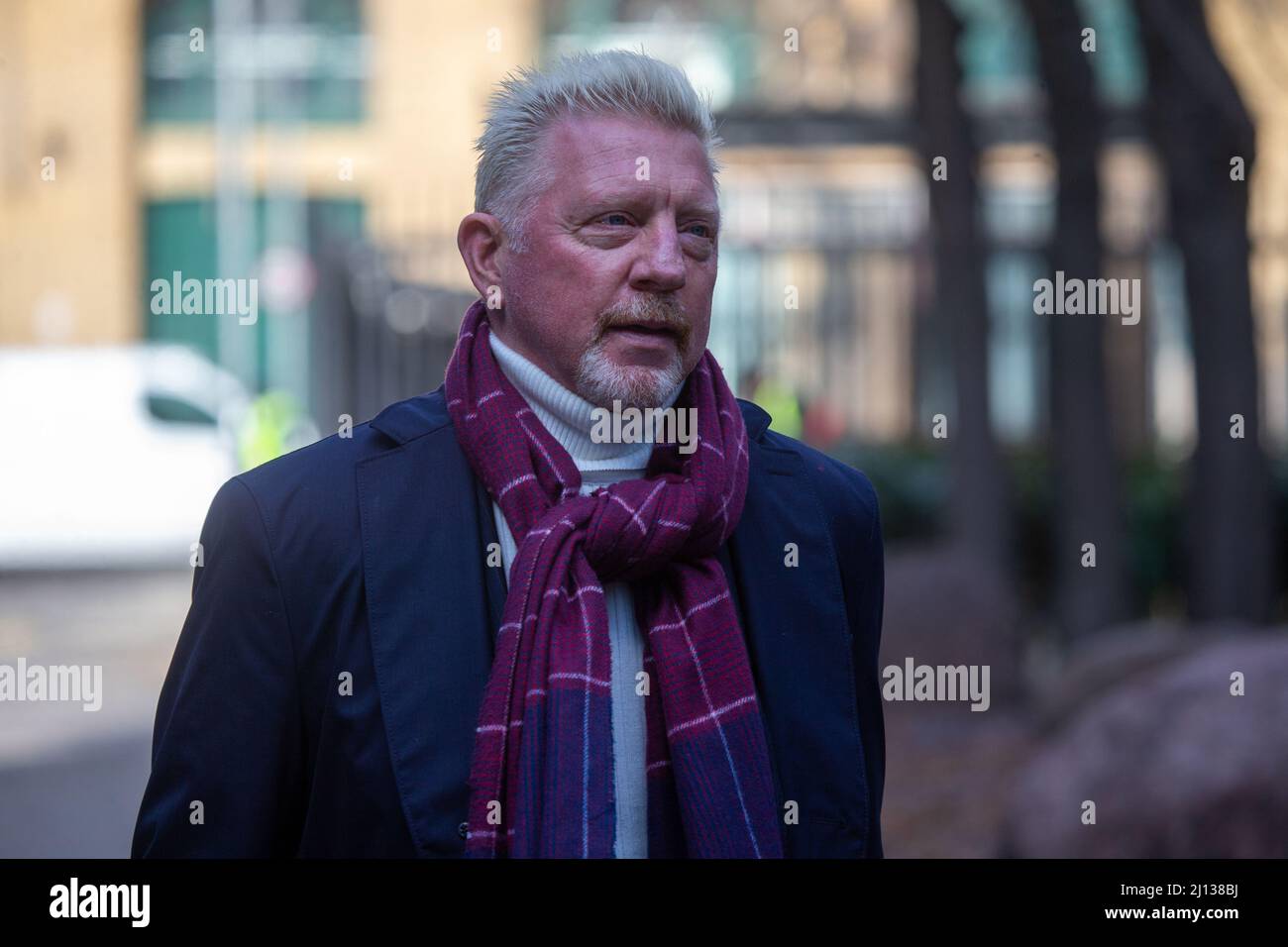 London, England, Großbritannien. 22. März 2022. Der ehemalige deutsche Tennisstar BORIS BECKER trifft am Southwark Crown Court in London ein, wo er vom Insolvenzdienst wegen Nichteinhaltung der Verpflichtungen zur Offenlegung von Informationen nach seiner Insolvenz angeklagt wird. (Bild: © Tayfun Salci/ZUMA Press Wire) Stockfoto