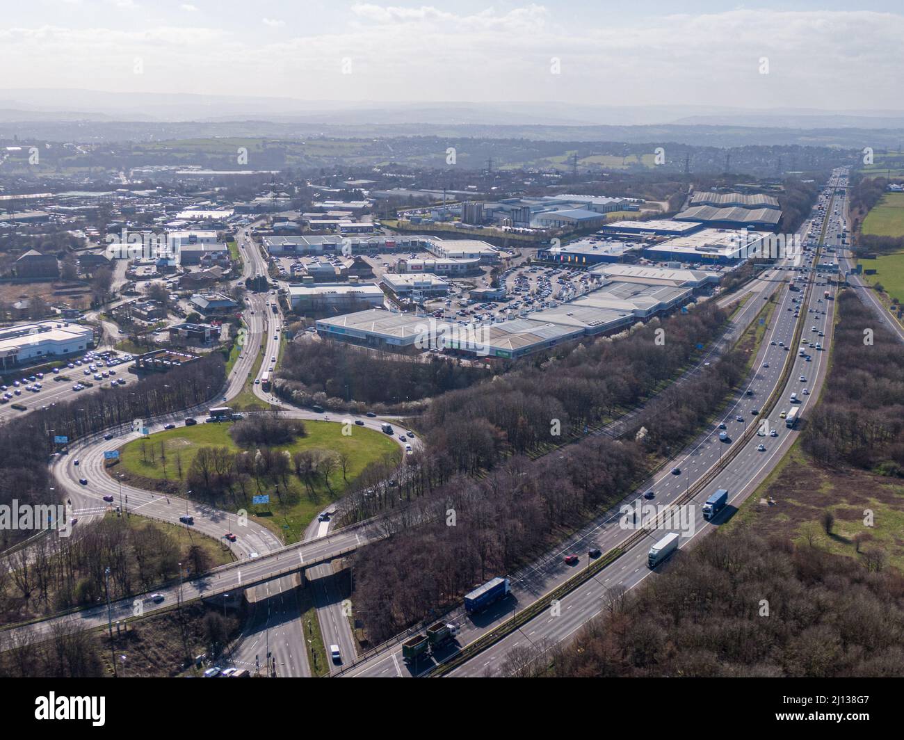 Birstall - 2022. März: M62 Autobahn und Ikea an der Ausfahrt 27 Stockfoto