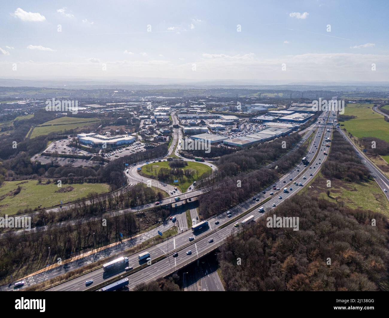 Birstall - März 2022: Kreuzung 27 Birstall Shopping Park und M62 Autobahn Stockfoto