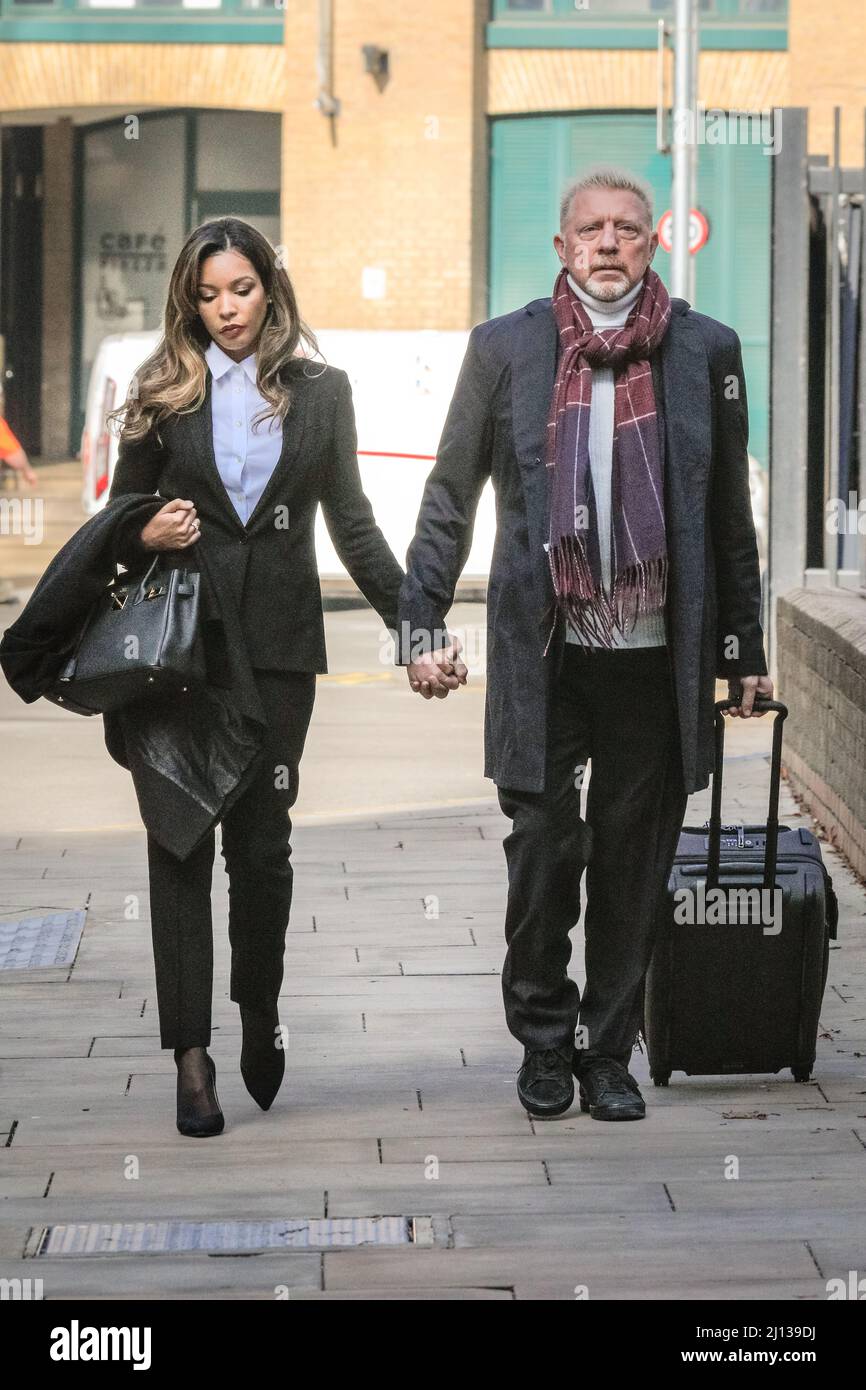 London, Großbritannien. 22. März 2022. Der ehemalige Tennisstar Boris Becker trifft mit seiner Partnerin Lilian de Carvalho Monteiro am Southwark Crown Court ein. Er steht vor Gericht und wird beschuldigt, seine Tennistrophäen nicht zur Begleichung bestehender Schulden übergeben zu haben, nachdem er zuvor für bankrott erklärt worden war. Kredit: Imageplotter/Alamy Live Nachrichten Stockfoto