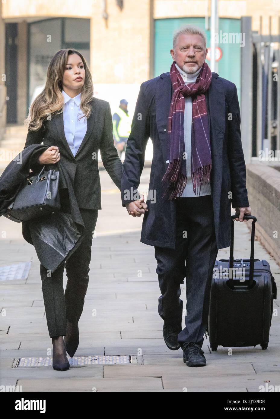 London, Großbritannien. 22. März 2022. Der ehemalige Tennisstar Boris Becker trifft mit seiner Partnerin Lilian de Carvalho Monteiro am Southwark Crown Court ein. Er steht vor Gericht und wird beschuldigt, seine Tennistrophäen nicht zur Begleichung bestehender Schulden übergeben zu haben, nachdem er zuvor für bankrott erklärt worden war. Kredit: Imageplotter/Alamy Live Nachrichten Stockfoto
