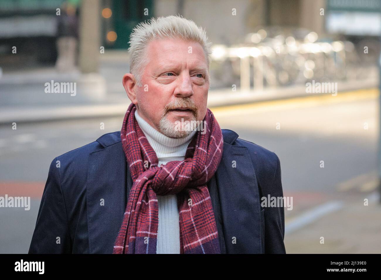 London, Großbritannien. 22. März 2022. Der ehemalige Tennisstar Boris Becker trifft mit seiner Partnerin Lilian de Carvalho Monteiro am Southwark Crown Court ein. Er steht vor Gericht und wird beschuldigt, seine Tennistrophäen nicht zur Begleichung bestehender Schulden übergeben zu haben, nachdem er zuvor für bankrott erklärt worden war. Kredit: Imageplotter/Alamy Live Nachrichten Stockfoto