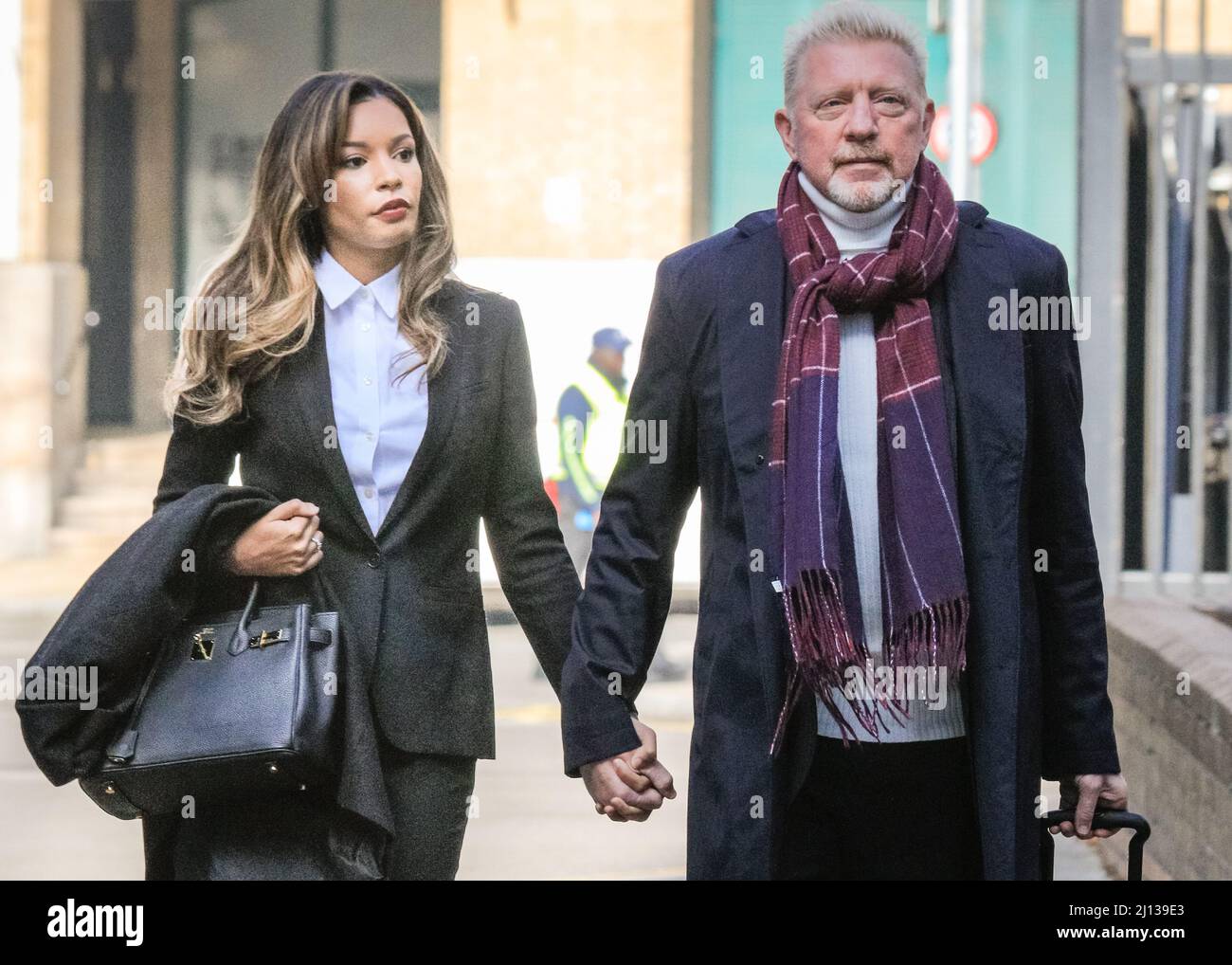 London, Großbritannien. 22. März 2022. Der ehemalige Tennisstar Boris Becker trifft mit seiner Partnerin Lilian de Carvalho Monteiro am Southwark Crown Court ein. Er steht vor Gericht und wird beschuldigt, seine Tennistrophäen nicht zur Begleichung bestehender Schulden übergeben zu haben, nachdem er zuvor für bankrott erklärt worden war. Kredit: Imageplotter/Alamy Live Nachrichten Stockfoto