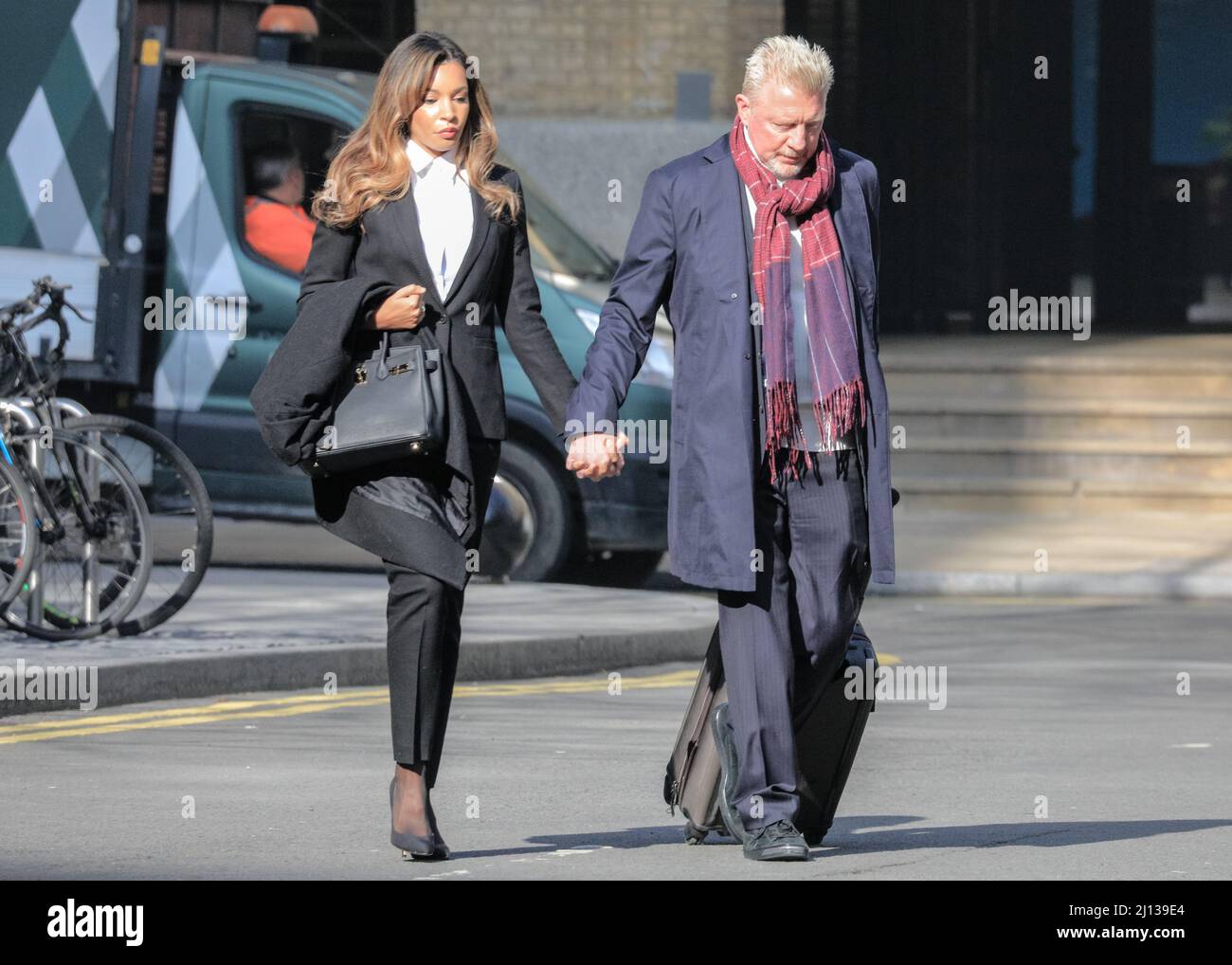 London, Großbritannien. 22. März 2022. Der ehemalige Tennisstar Boris Becker trifft mit seiner Partnerin Lilian de Carvalho Monteiro am Southwark Crown Court ein. Er steht vor Gericht und wird beschuldigt, seine Tennistrophäen nicht zur Begleichung bestehender Schulden übergeben zu haben, nachdem er zuvor für bankrott erklärt worden war. Kredit: Imageplotter/Alamy Live Nachrichten Stockfoto
