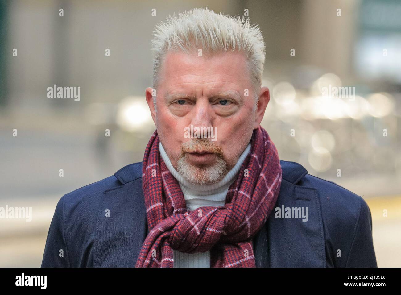 London, Großbritannien. 22. März 2022. Der ehemalige Tennisstar Boris Becker trifft mit seiner Partnerin Lilian de Carvalho Monteiro am Southwark Crown Court ein. Er steht vor Gericht und wird beschuldigt, seine Tennistrophäen nicht zur Begleichung bestehender Schulden übergeben zu haben, nachdem er zuvor für bankrott erklärt worden war. Kredit: Imageplotter/Alamy Live Nachrichten Stockfoto
