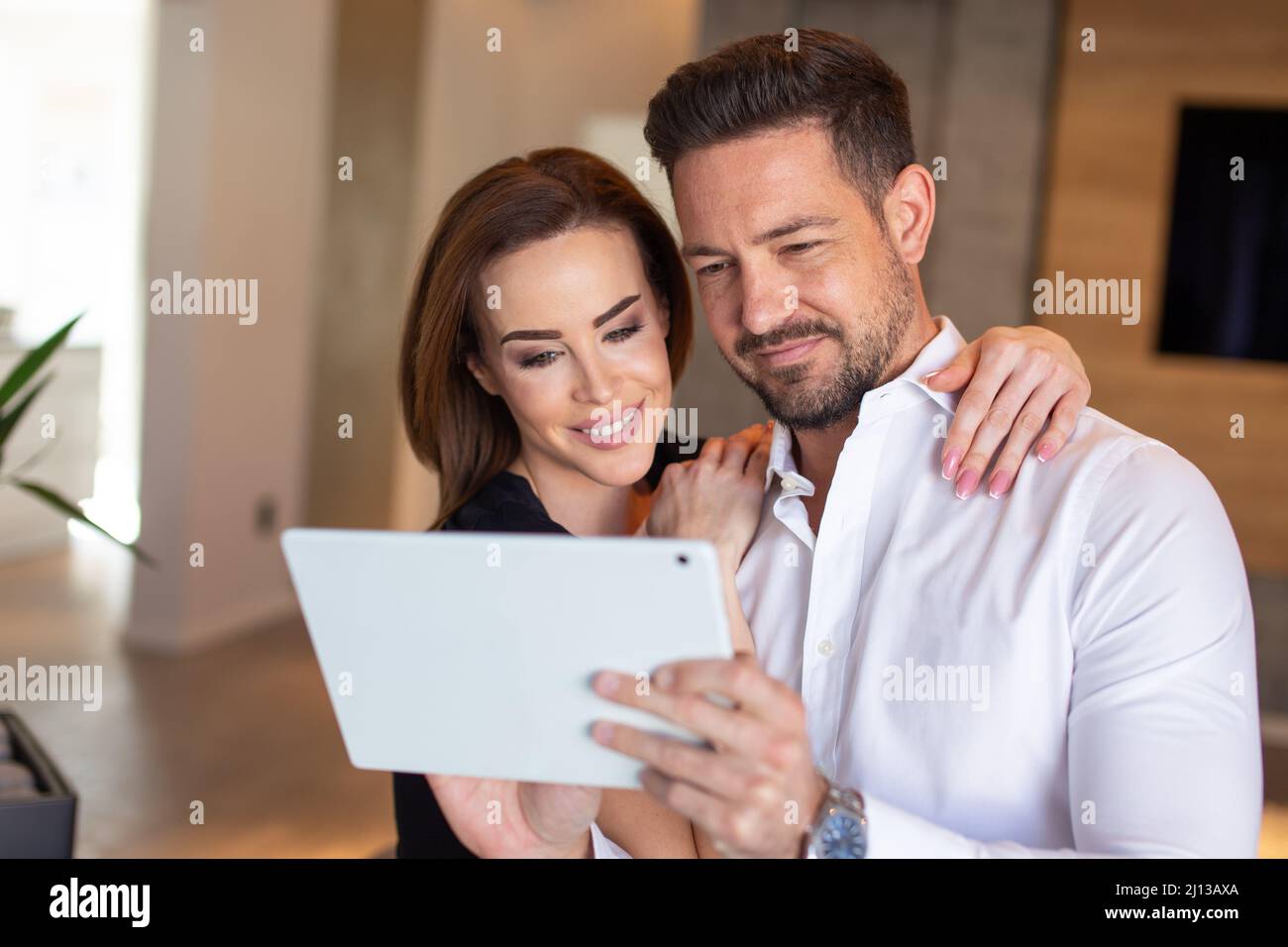 Happy 30s Kaukasisches Paar Online-Shopping mit digitalem Tablet zu Hause Stockfoto