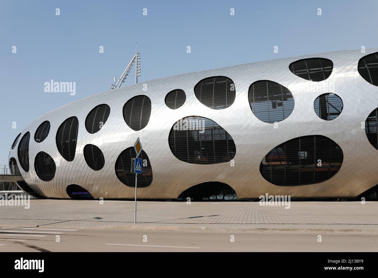 Futuristische Fassade des Stadions. Abstrakter geometrischer Hintergrund moderner Architektur. Stockfoto