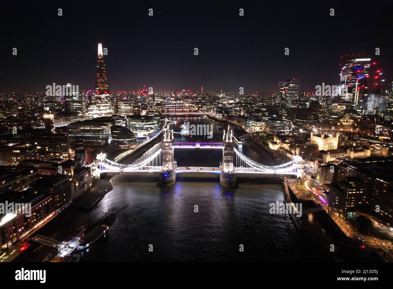 Blick auf die Tower Bridge der Stadt London bei Nacht-Drohnenantenne Stockfoto