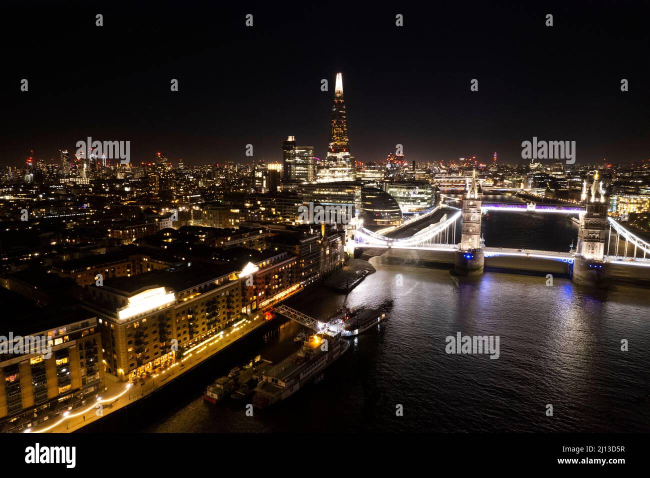 City of London Tower Bridge Butlers Wharf Blick bei Nacht Drohnenantenne 2022 Stockfoto