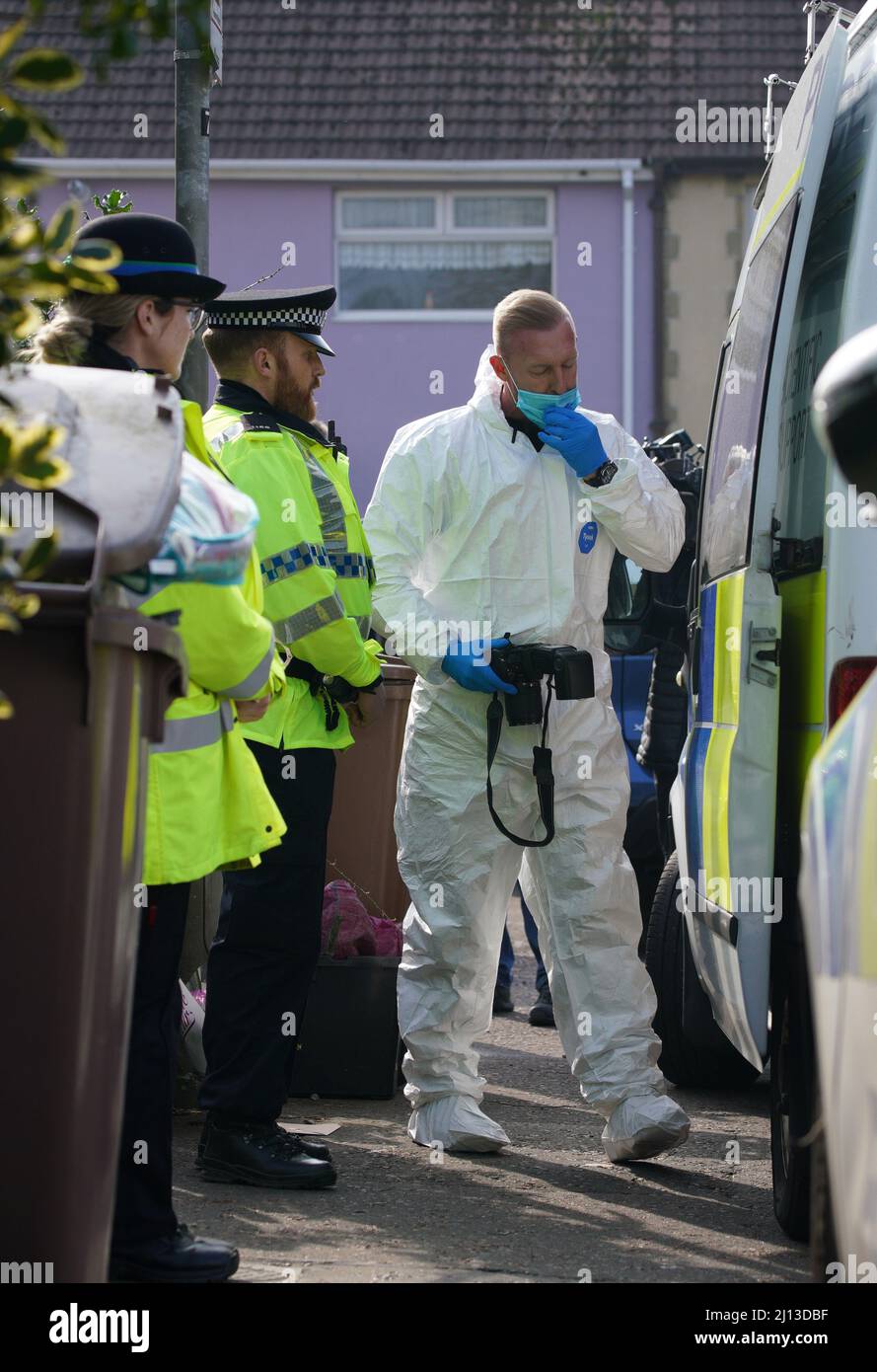 Polizei und forensische Ermittler vor einem Haus in St. Helens, nachdem ein 17 Monate altes Mädchen nach einem Angriff durch einen Hund gestorben war. Die Polizei von Merseyside sagte, dass Beamte am Montag um 3,50pm Uhr einen Bericht erhalten hätten, dass ein Kind von einem Hund an einer Adresse in der Bidston Avenue, Blackbrook, angegriffen worden sei. Bilddatum: Dienstag, 22. März 2022. Stockfoto