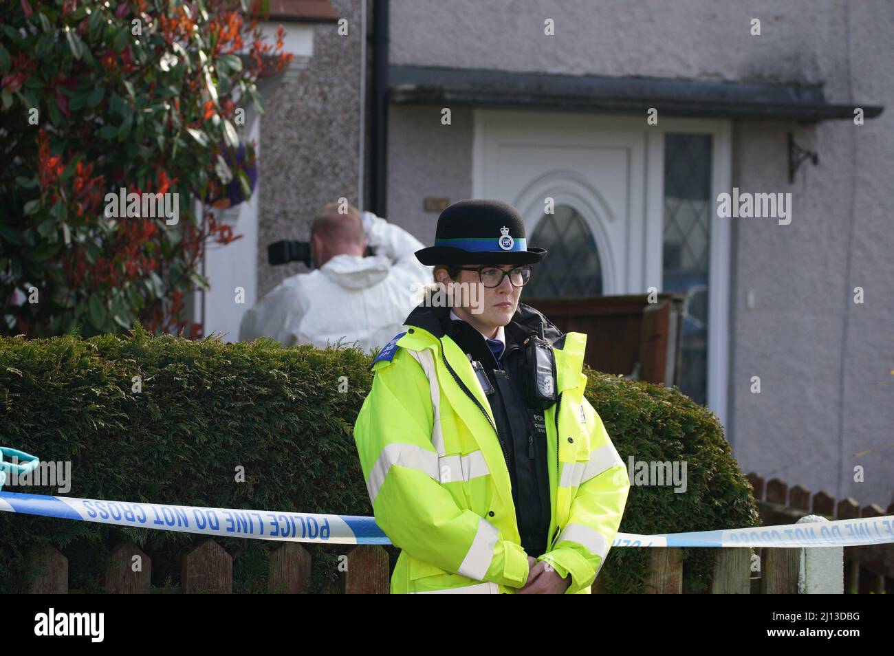 Polizei und forensische Ermittler vor einem Haus in St. Helens, nachdem ein 17 Monate altes Mädchen nach einem Angriff durch einen Hund gestorben war. Die Polizei von Merseyside sagte, dass Beamte am Montag um 3,50pm Uhr einen Bericht erhalten hätten, dass ein Kind von einem Hund an einer Adresse in der Bidston Avenue, Blackbrook, angegriffen worden sei. Bilddatum: Dienstag, 22. März 2022. Stockfoto