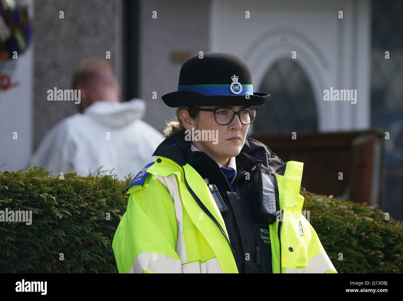 Polizei und forensische Ermittler vor einem Haus in St. Helens, nachdem ein 17 Monate altes Mädchen nach einem Angriff durch einen Hund gestorben war. Die Polizei von Merseyside sagte, dass Beamte am Montag um 3,50pm Uhr einen Bericht erhalten hätten, dass ein Kind von einem Hund an einer Adresse in der Bidston Avenue, Blackbrook, angegriffen worden sei. Bilddatum: Dienstag, 22. März 2022. Stockfoto