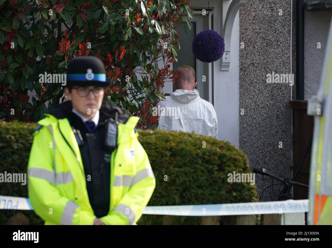 Polizei und forensische Ermittler vor einem Haus in St. Helens, nachdem ein 17 Monate altes Mädchen nach einem Angriff durch einen Hund gestorben war. Die Polizei von Merseyside sagte, dass Beamte am Montag um 3,50pm Uhr einen Bericht erhalten hätten, dass ein Kind von einem Hund an einer Adresse in der Bidston Avenue, Blackbrook, angegriffen worden sei. Bilddatum: Dienstag, 22. März 2022. Stockfoto