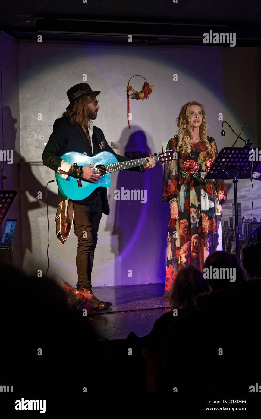Paris, Frankreich. 21. März 2022. Fiona Gélin tritt VOR MEINEM VATER (A Mon Père) in Begleitung der blauen Gitarre von ChardRy bei der Comédie Montorgueil auf. Stockfoto