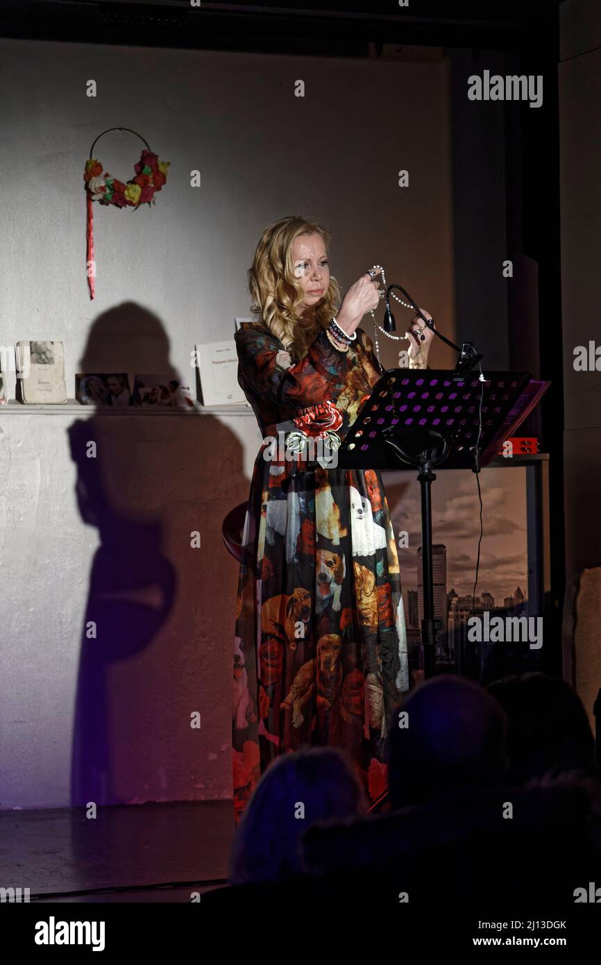 Paris, Frankreich. 21. März 2022. Fiona Gélin tritt VOR MEINEM VATER (A Mon Père) in Begleitung der blauen Gitarre von ChardRy bei der Comédie Montorgueil auf. Stockfoto