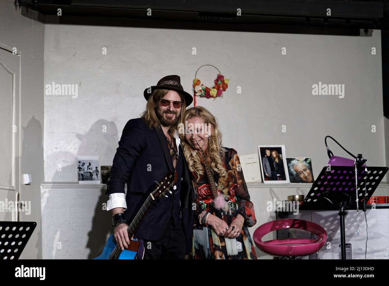 Paris, Frankreich. 21. März 2022. Fiona Gélin tritt VOR MEINEM VATER (A Mon Père) in Begleitung der blauen Gitarre von ChardRy bei der Comédie Montorgueil auf. Stockfoto