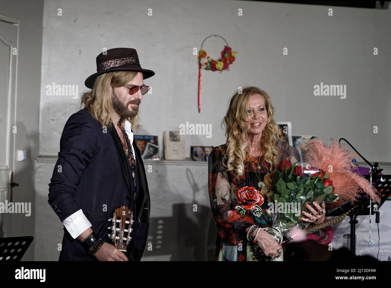 Paris, Frankreich. 21. März 2022. Fiona Gélin tritt VOR MEINEM VATER (A Mon Père) in Begleitung der blauen Gitarre von ChardRy bei der Comédie Montorgueil auf. Stockfoto