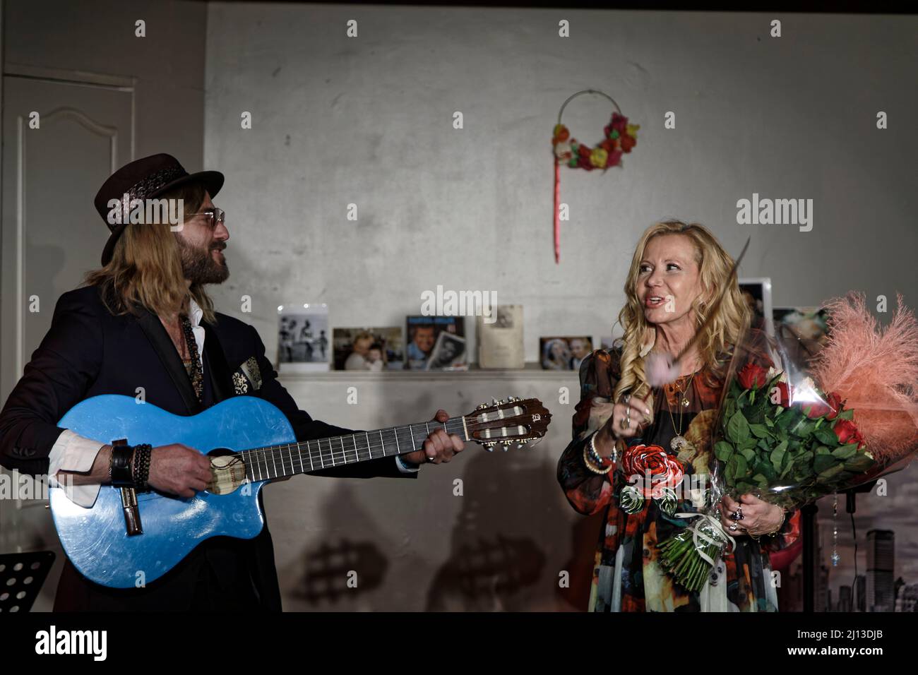 Paris, Frankreich. 21. März 2022. Fiona Gélin tritt VOR MEINEM VATER (A Mon Père) in Begleitung der blauen Gitarre von ChardRy bei der Comédie Montorgueil auf. Stockfoto