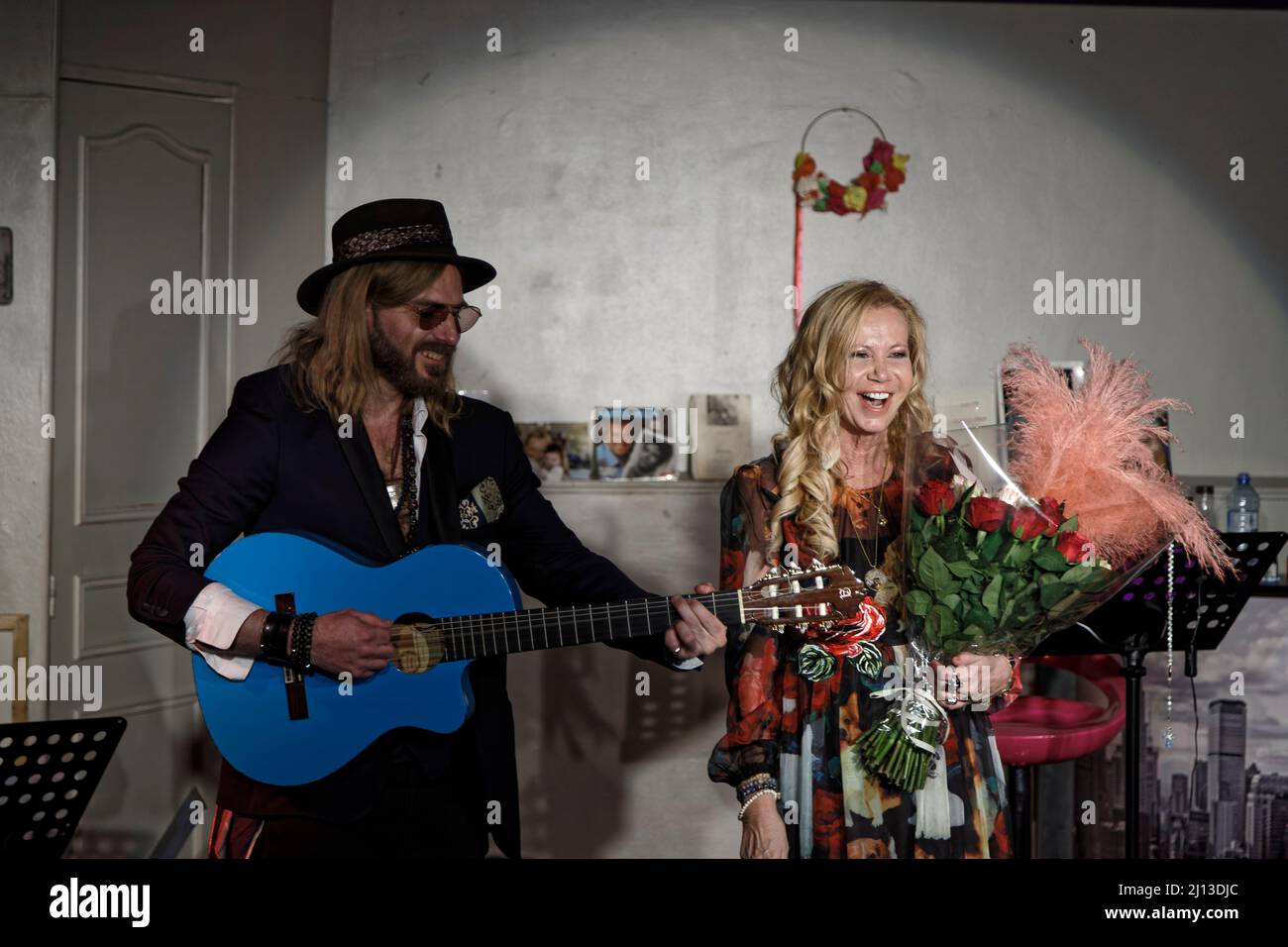 Paris, Frankreich. 21. März 2022. Fiona Gélin tritt VOR MEINEM VATER (A Mon Père) in Begleitung der blauen Gitarre von ChardRy bei der Comédie Montorgueil auf. Stockfoto