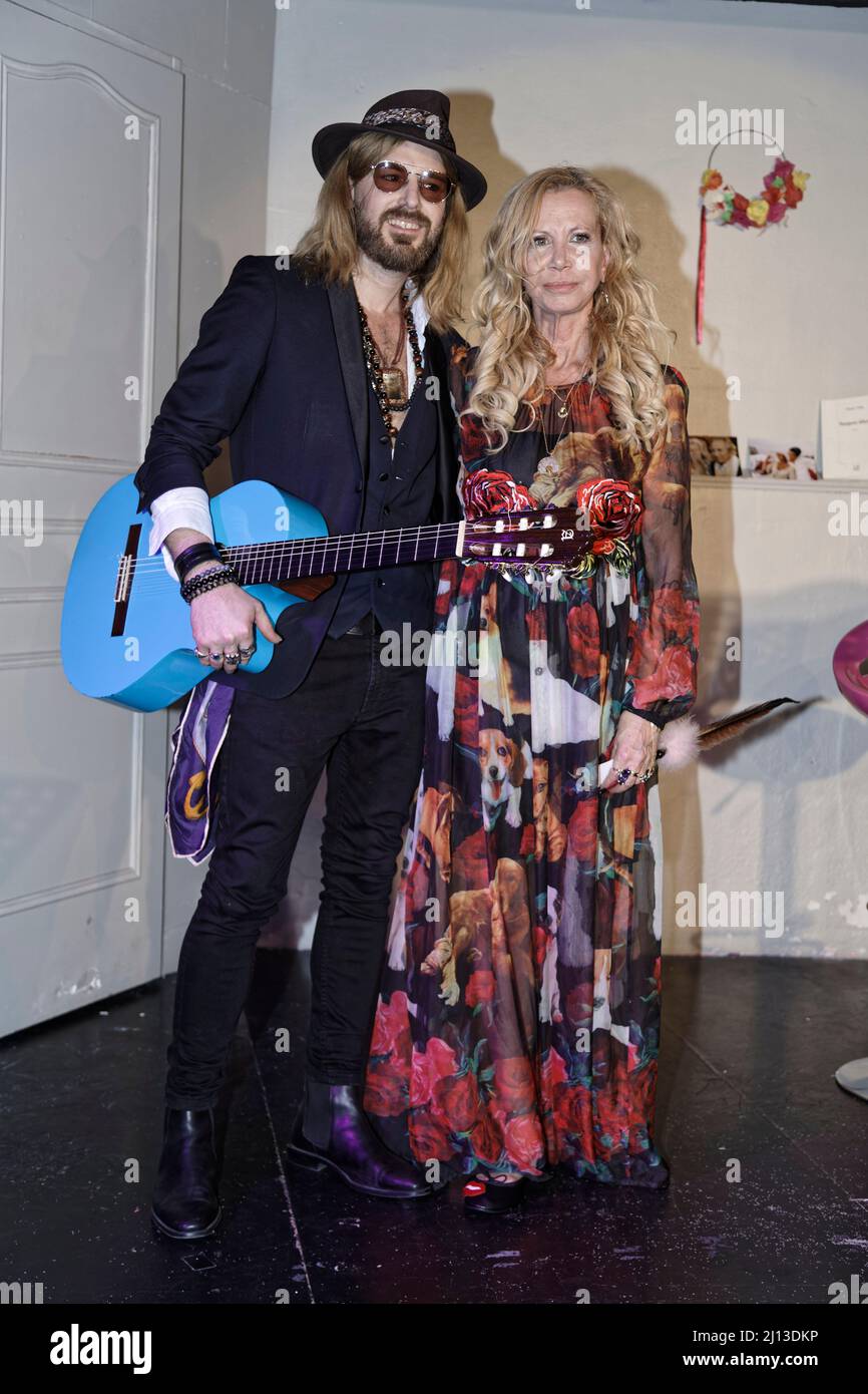 Paris, Frankreich. 21. März 2022. Chardry (Richard Bauduin) und Fiona Gelin kümmern SICH AM 21. März 2022 BEI DER Comédie Montorgueil um MEINEN VATER (A Mon Père). Stockfoto