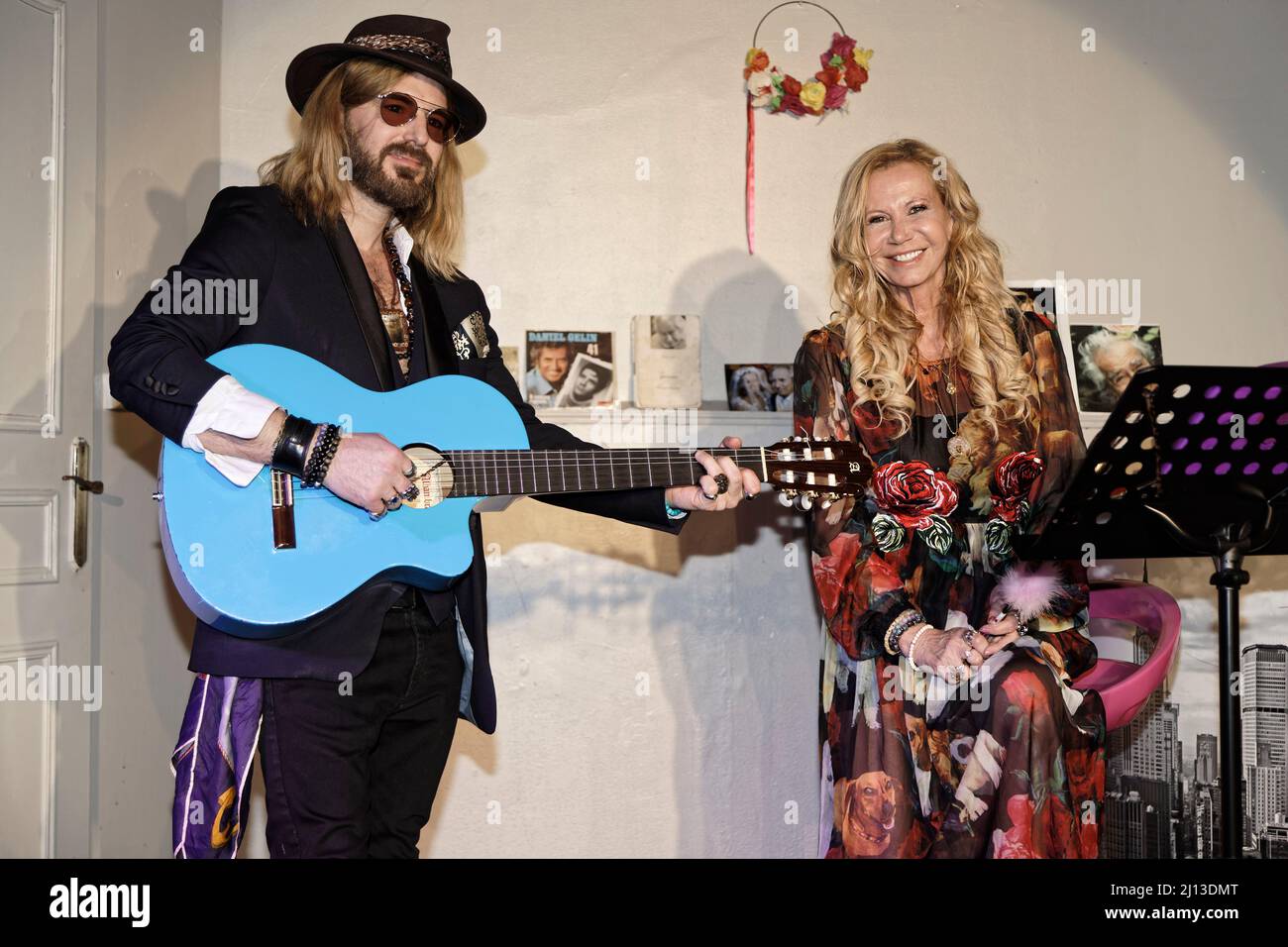 Paris, Frankreich. 21. März 2022. Chardry (Richard Bauduin) und Fiona Gelin kümmern SICH AM 21. März 2022 BEI DER Comédie Montorgueil um MEINEN VATER (A Mon Père). Stockfoto