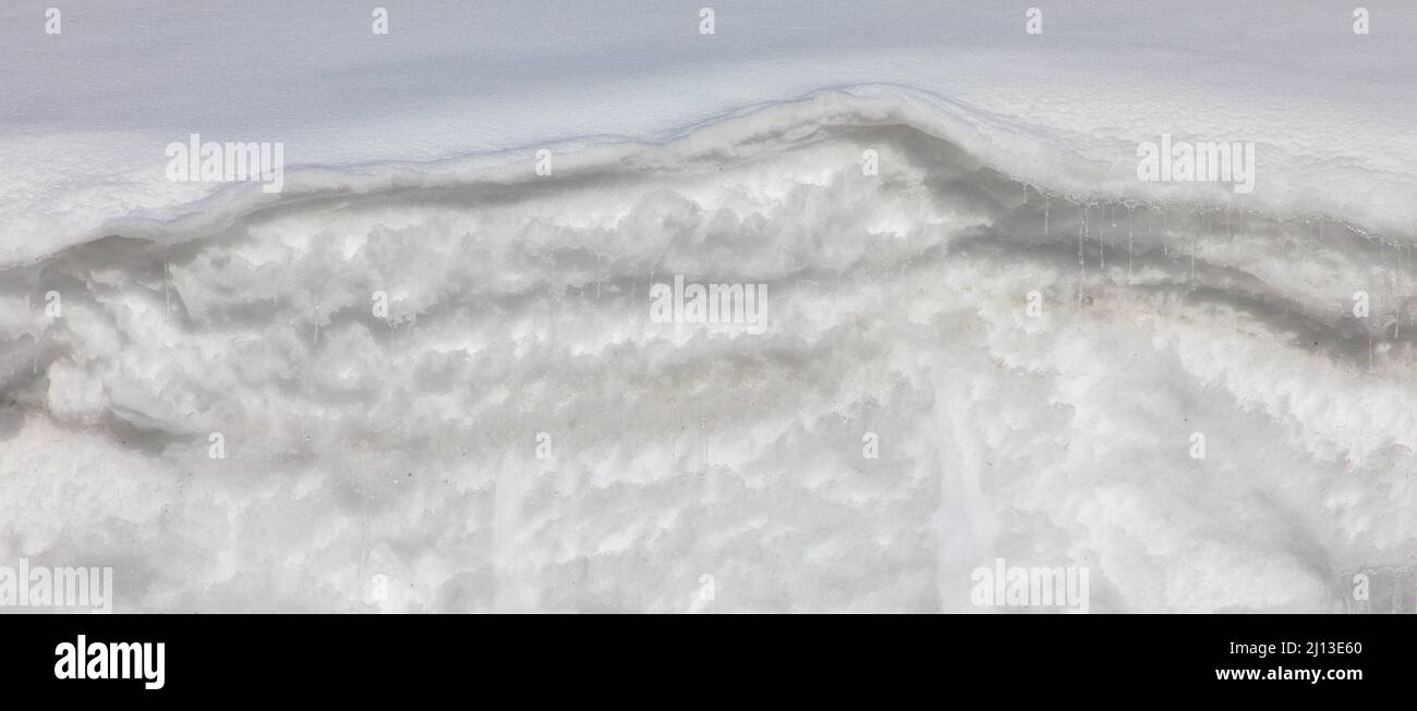 Eiszapfen und Schnee, abstrakter natürlicher weißer Hintergrund, Designkonzept. Wintertextur. Stockfoto