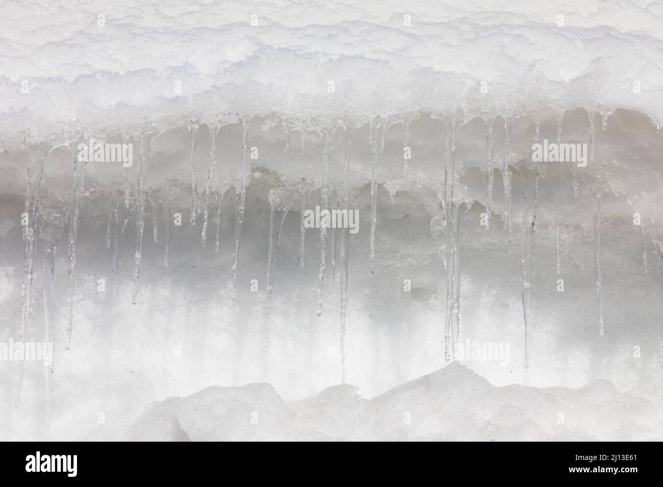Eiszapfen und Schnee, abstrakter natürlicher weißer Hintergrund, Designkonzept. Wintertextur. Stockfoto