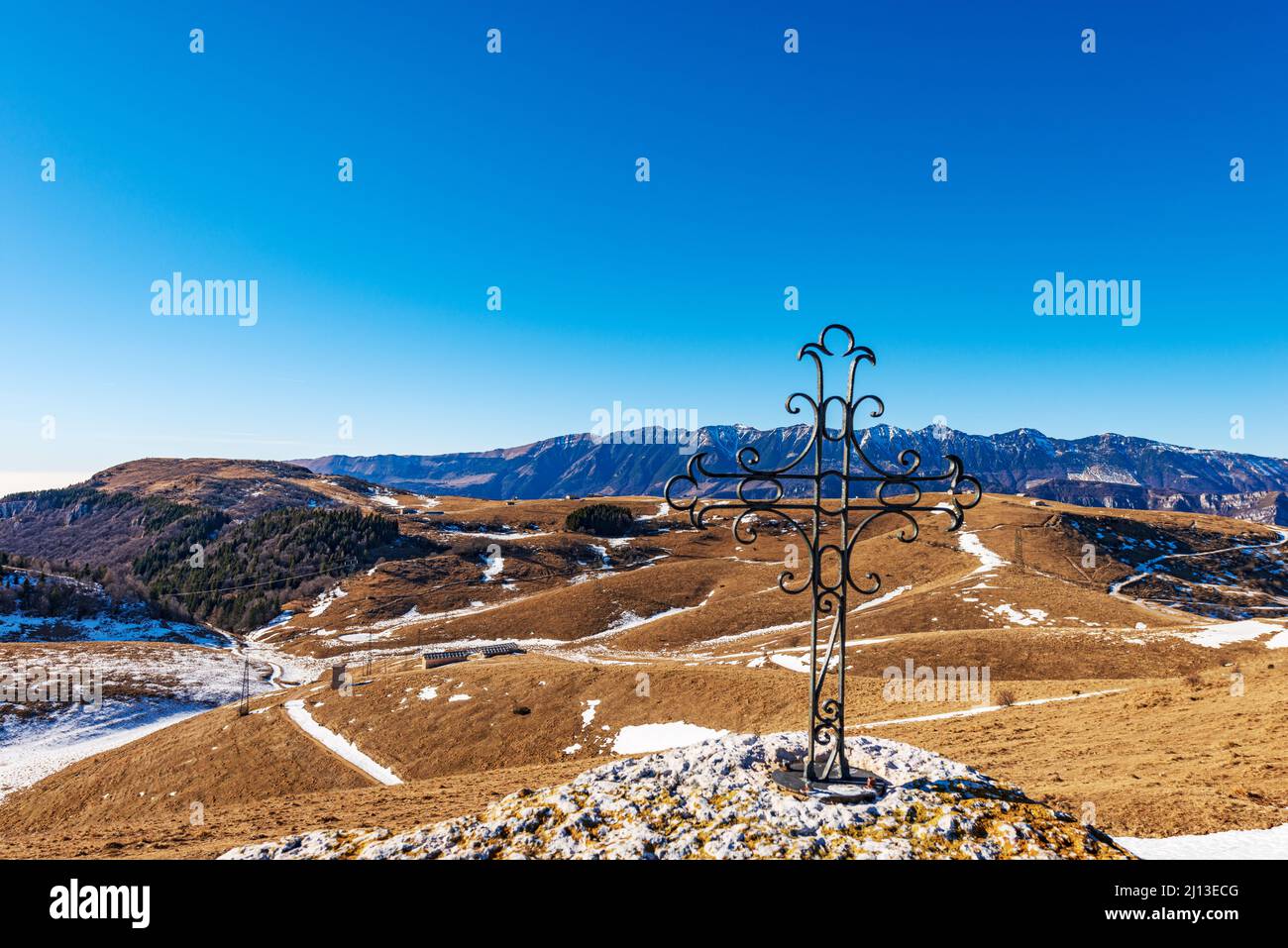 Naturpark Hochebene Lessinia mit dem Monte Baldo und dem Gipfel des Corno d'Aquilio, Venetien und Trentino-Südtirol, Italien. Stockfoto