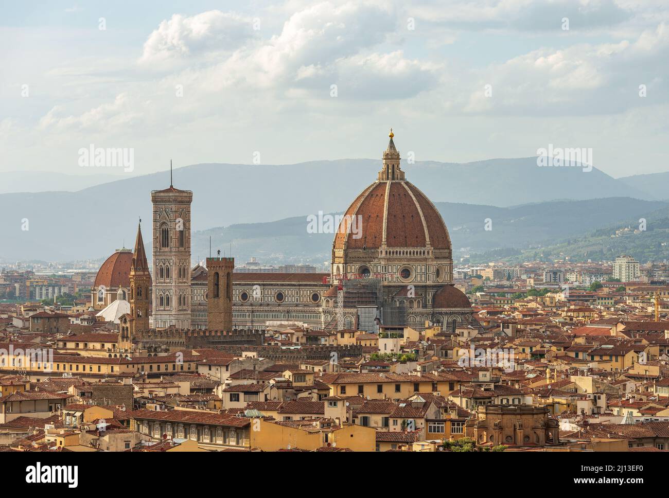 Stadtbild von Florenz mit der Kathedrale Santa Maria del Fiore und dem Glockenturm von Giotto (Campanile). UNESCO-Weltkulturerbe, Toskana, Italien. Stockfoto