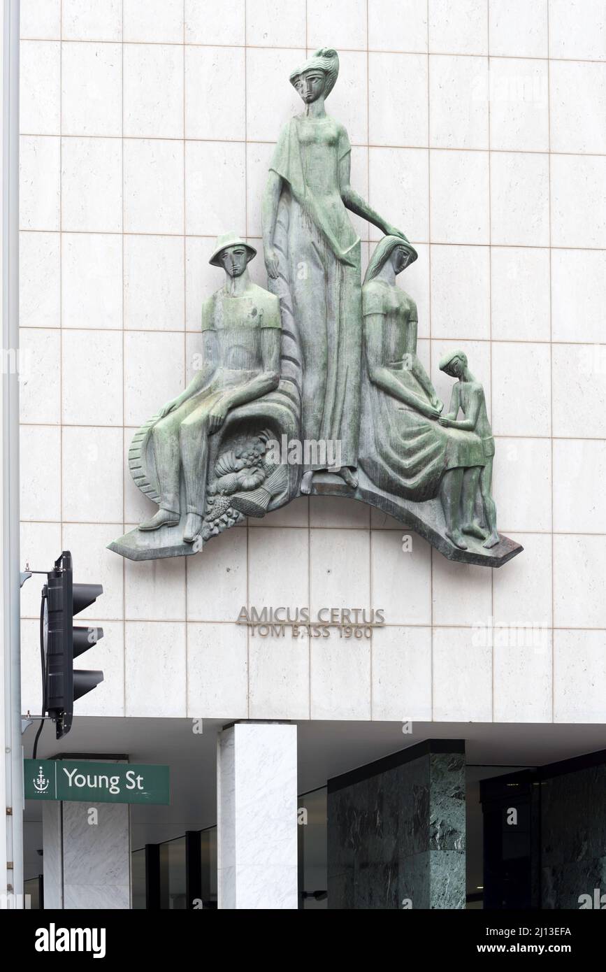 Die Amicus certus-Skulptur von Tom Dwyer Bass an der Seite des 1962 erbauten Sydney Cove Building für die AMP (Australian Mutual Provident) AMP Bank Stockfoto