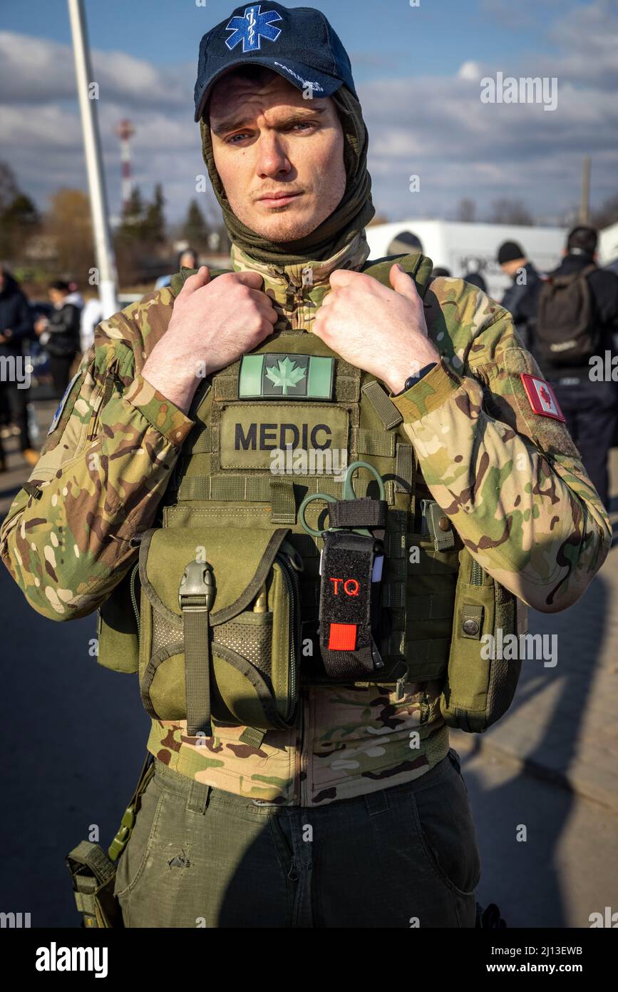 Anthony Walker aus Kanada ist am polnisch-ukrainischen Grenzübergang in Medyka angekommen und bereitet sich wie viele andere Freiwillige auf seinen Kampfeinsatz in der Ukraine vor. Stockfoto