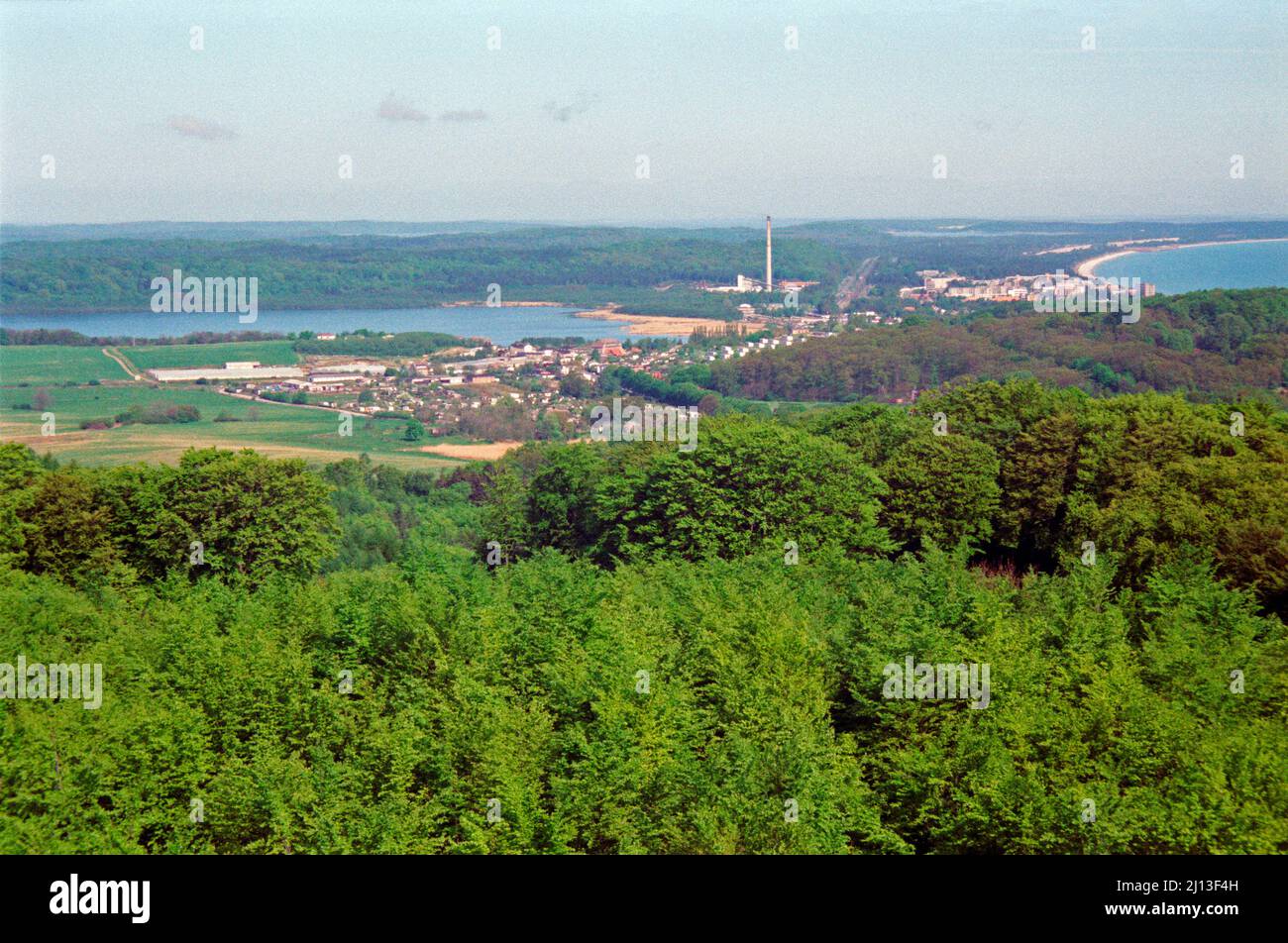 Blick auf Binz vom zentralen Turm des Jagdhauses Granitz, Insel Rügen, Mai 1992, Mecklenburg-Vorpommern, Deutschland Stockfoto