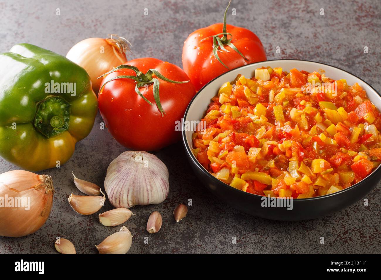 Sofrito Soße aus frischem Gemüse in einer Schüssel auf dem Tisch. Horizontal Stockfoto