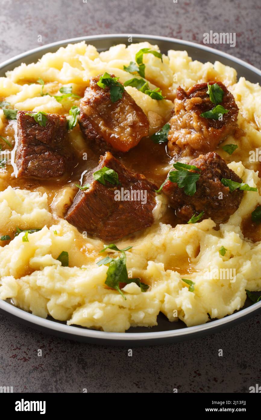 Griechischer Sofrito ist ein Gericht, das aus zarten Fleischstücken besteht, die in einer würzig-würzig-würzig-würzig-würzig-würzenden Sauce mit Kartoffelpüree in der Nähe des Tellers auf dem serviert werden Stockfoto