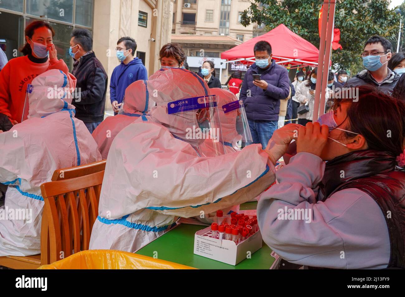 Changzhou, China. 19. März 2022. Eine medizinische Mitarbeiterin nimmt eine Abstrichprobe einer Frau zum Nukleinsäuretest an einer COVID-19-Teststelle im Bezirk Xinbei in Changzhou. Um die Ausbreitung von COVID-19 So bald wie möglich zu kontrollieren, hat die Stadtverwaltung von Changzhou beschlossen, vom 19. Bis 24. März alle Geschäfte außer in den Bezirken Liyang und Jintan zu schließen, und alle Bewohner werden auf COVID-19 getestet. (Foto von Sheldon Cooper/SOPA Images/Sipa USA) Quelle: SIPA USA/Alamy Live News Stockfoto