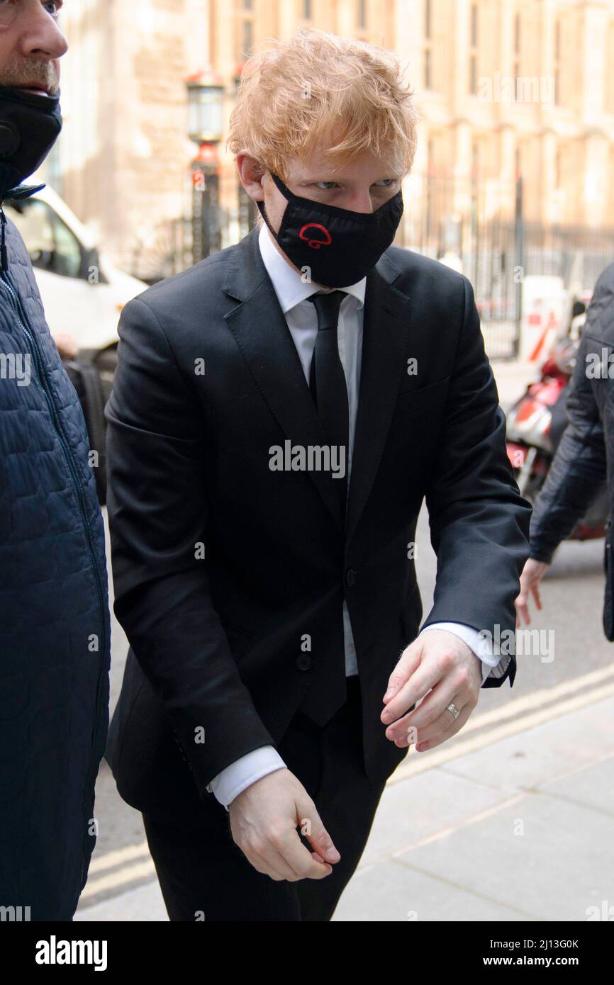 Ed Sheeran vor dem Rolls Building am High Court im Zentrum von London, wo er wegen seines 2017 erspielten Songs „Shape of You“ eine Klage einbringt, nachdem die Songwriter Sami Chokri und Ross O'Donoghue behauptet hatten, dass der Song Teile eines ihrer Songs verletzt. Bilddatum: Dienstag, 22. März 2022. Stockfoto