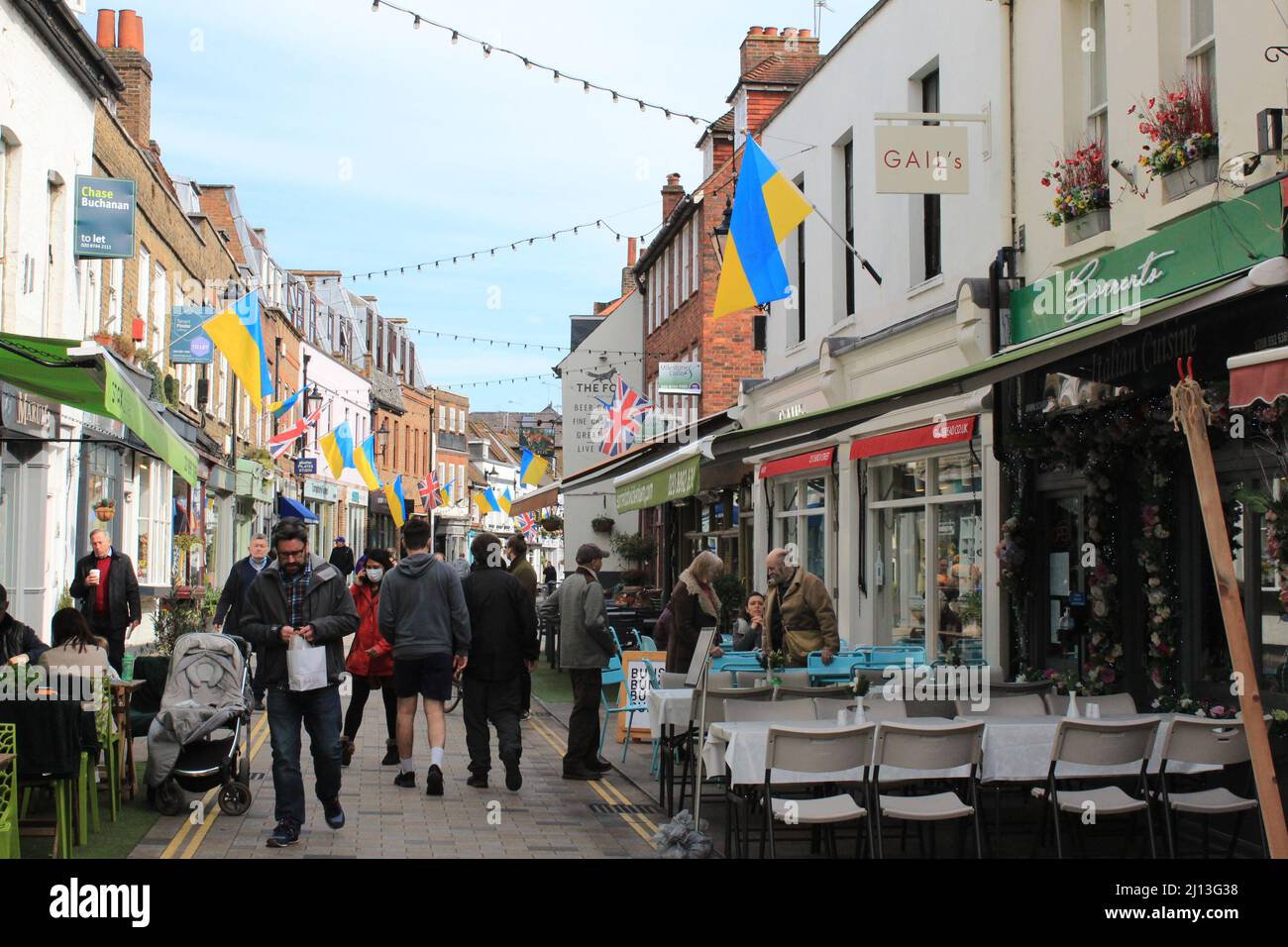 Church Street in Twickenham unter den Flaggen der Ukraine Stockfoto