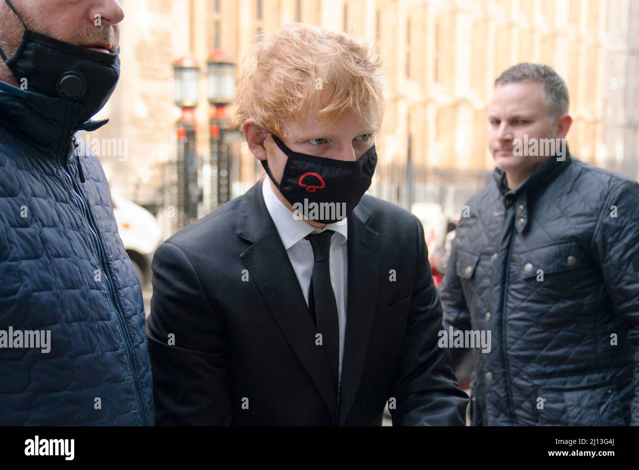 Ed Sheeran vor dem Rolls Building am High Court im Zentrum von London, wo er wegen seines 2017 erspielten Songs „Shape of You“ eine Klage einbringt, nachdem die Songwriter Sami Chokri und Ross O'Donoghue behauptet hatten, dass der Song Teile eines ihrer Songs verletzt. Bilddatum: Dienstag, 22. März 2022. Stockfoto