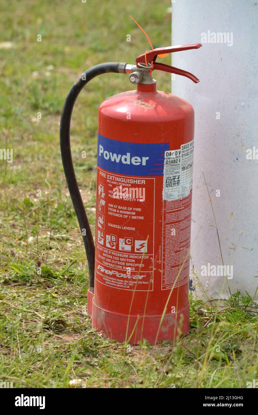 Feuerlöscher draußen auf Einer Rennstrecke - Gesundheit und Sicherheit - Pulverfeuerlöscher - Yorkshire - Großbritannien Stockfoto
